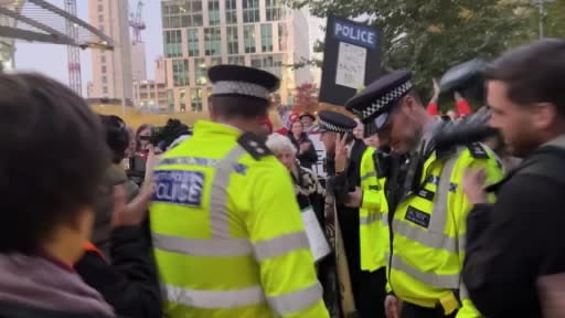 İngiltere polisi, başkent Londra'daki ABD Büyükelçiliği önünde hükümetin yasaklı grup ilan ettiği...