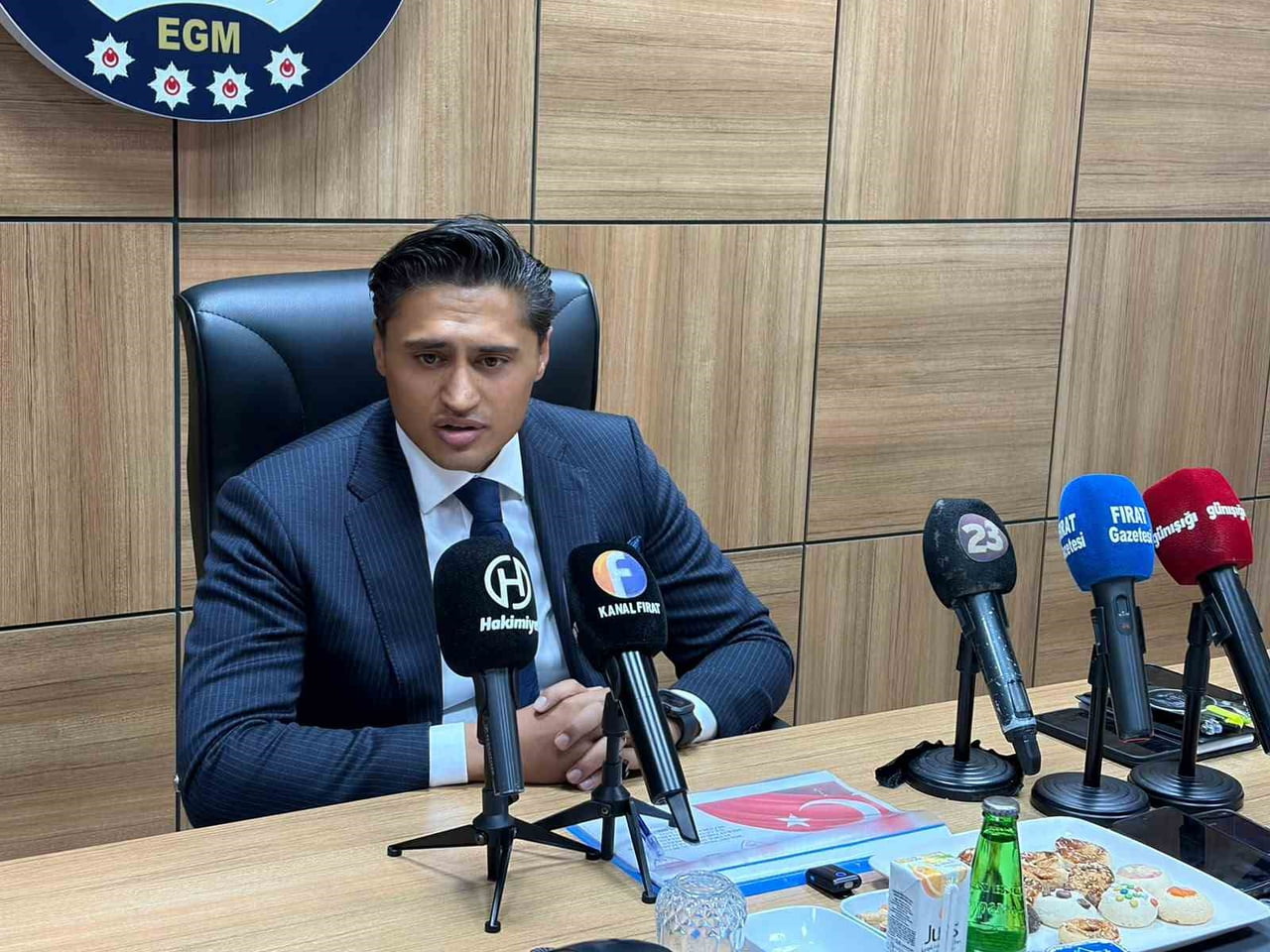 KRİZ MERKEZİ’NDE DÜZENLENEN TOPLANTIDA EMNİYET AMİRİ ENES KAAN KAYA AÇIKLAMALARDA BULUNDU.