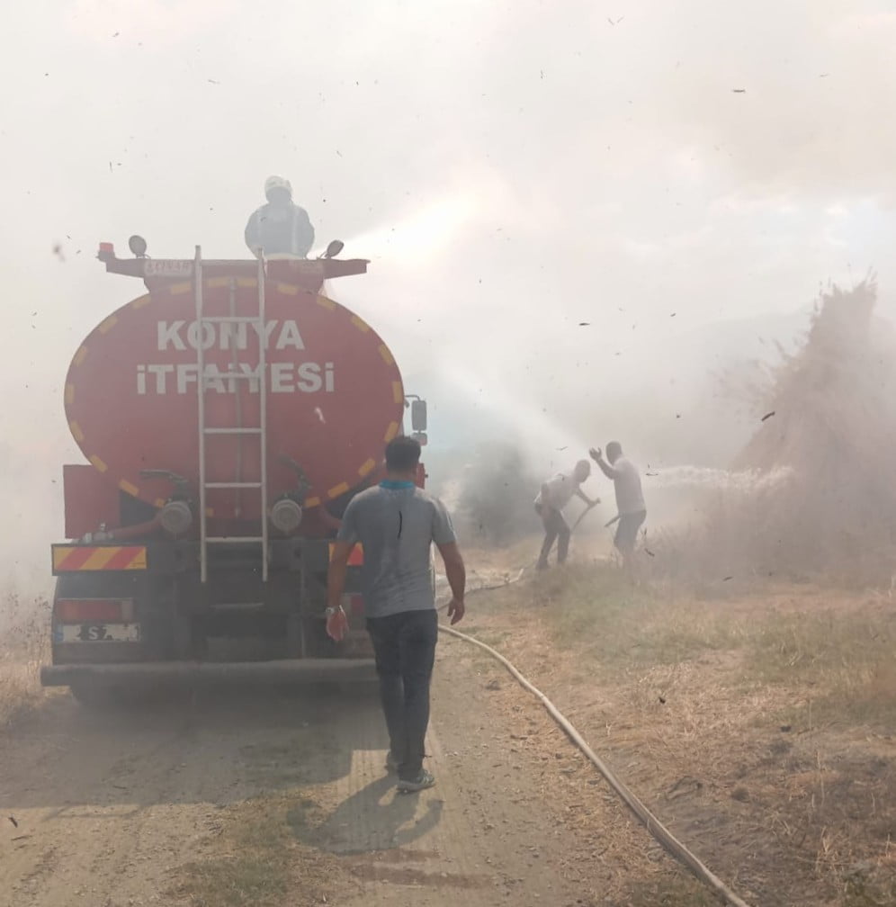 KONYA’NIN AKŞEHİR İLÇESİ YENİKÖY MAHALLESİ’NDE, GÖL KENARINDA KAMIŞ ÜRETİMİ YAPANLARIN KULLANDIĞI...