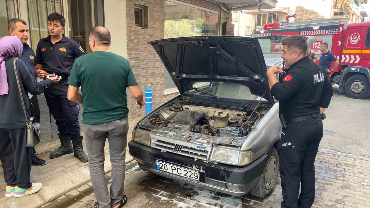 AYDIN'IN EFELER İLÇESİNDE SEYİR HALİNDEKİ OTOMOBİLİN MOTOR KISMINDA ÇIKAN YANGIN PANİKLETİRKEN...