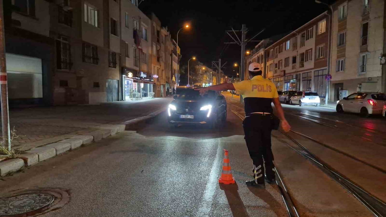 EKİŞEHİR'DE POLİS EKİPLERİNCE 100 PERSONELİN KATILIMIYLA GERÇEKLEŞTİRİLEN ASAYİŞ VE TRAFİK...