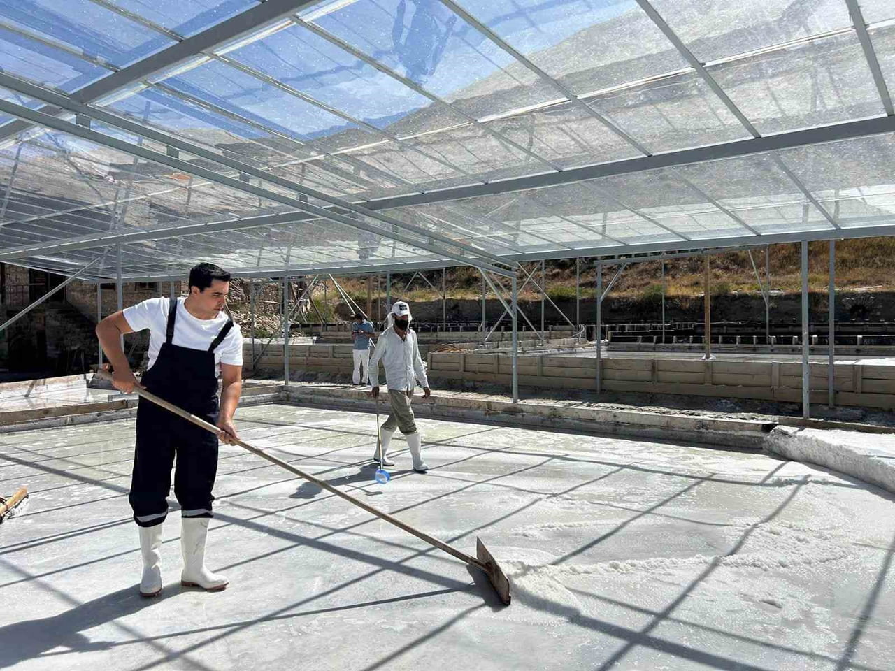 KEMAH KAYMAKAMI RESUL TUTAY, İLÇENİN ÖNEMLİ DOĞAL DEĞERLERİNDEN KEMAH TUZ İŞLETMESİ'Nİ ZİYARET...