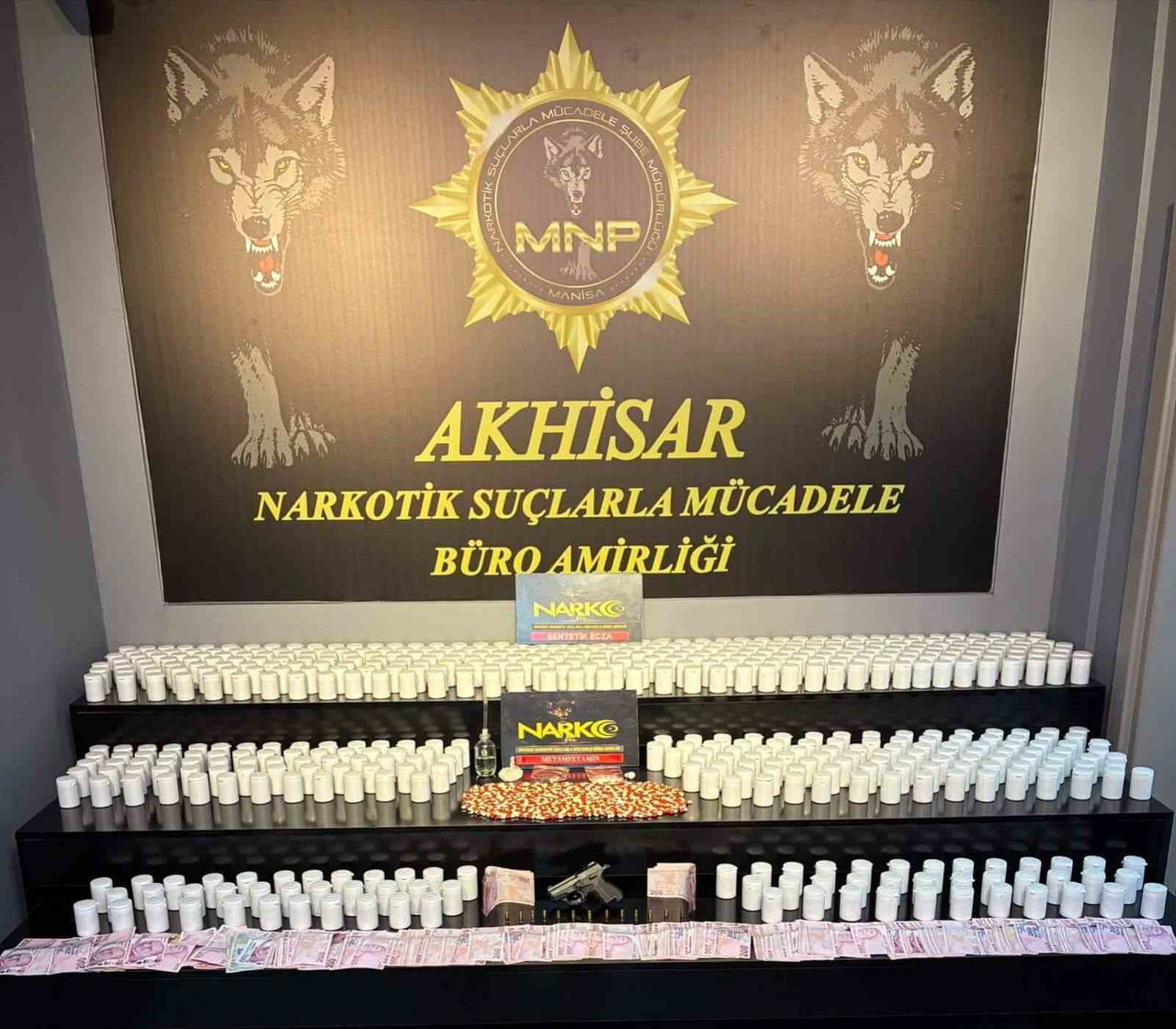 MANİSA'NIN AKHİSAR İLÇESİNDE DÜZENLENEN UYUŞTURUCU OPERASYONUNDA 30 BİN 951 SENTETİK ECZA HAPI İLE...