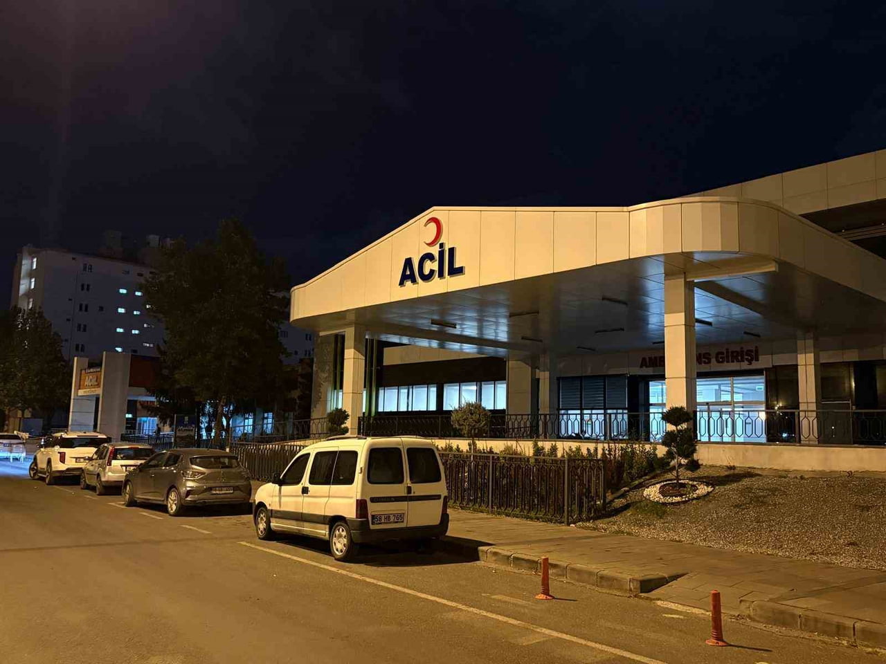 KAYSERİ’NİN HACILAR İLÇESİNDE KAYALIK ALANDA YÜRÜYEN BABASININ KUCAĞINDAYKEN, KAYADAN KOPAN TAŞ...
