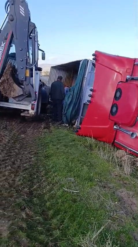ELAZIĞ’IN KARAKOÇAN İLÇESİNDE PANCAR YÜKLÜ TIR DEVRİLDİ