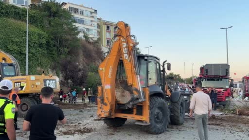İstanbul Valiliğinden toprak kayması açıklaması: "Arama kurtarma çalışmalarında, toprak altında...