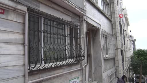 Beyoğlu’nda kötü koku ihbarı: Kokunun geldiği evden ceset çıktı
