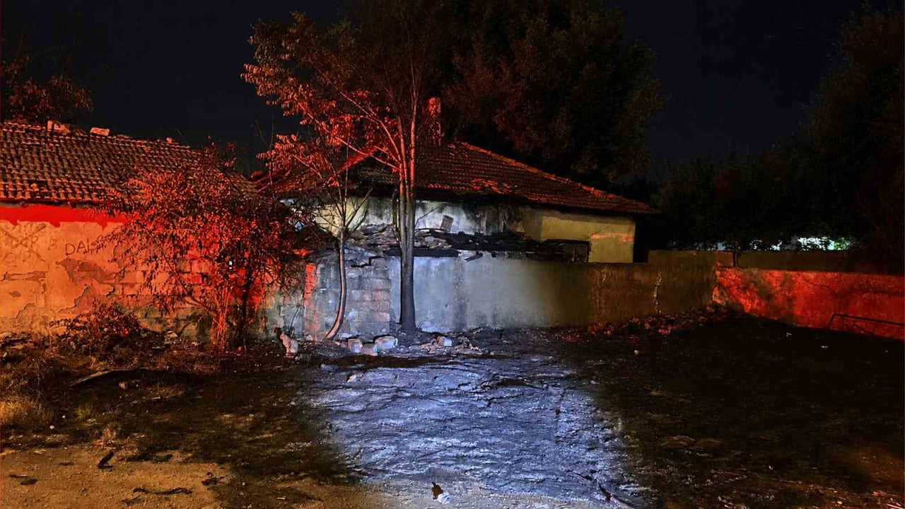 EKİPLERİN MÜDAHALESİYLE YANGIN DAHA FAZLA BÜYÜMEDEN KONTROL ALTINA ALINARAK SÖNDÜRÜLDÜ