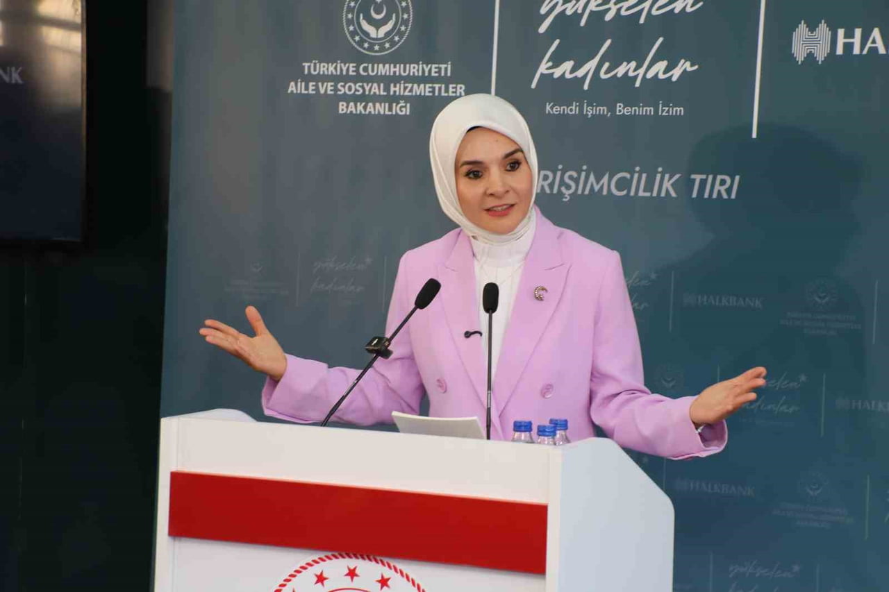 AİLE VE SOSYAL HİZMETLER BAKANI MAHİNUR ÖZDEMİR GÖKTAŞ, ÇEŞİTLİ ZİYARET VE PROGRAMLARA KATILMAK...