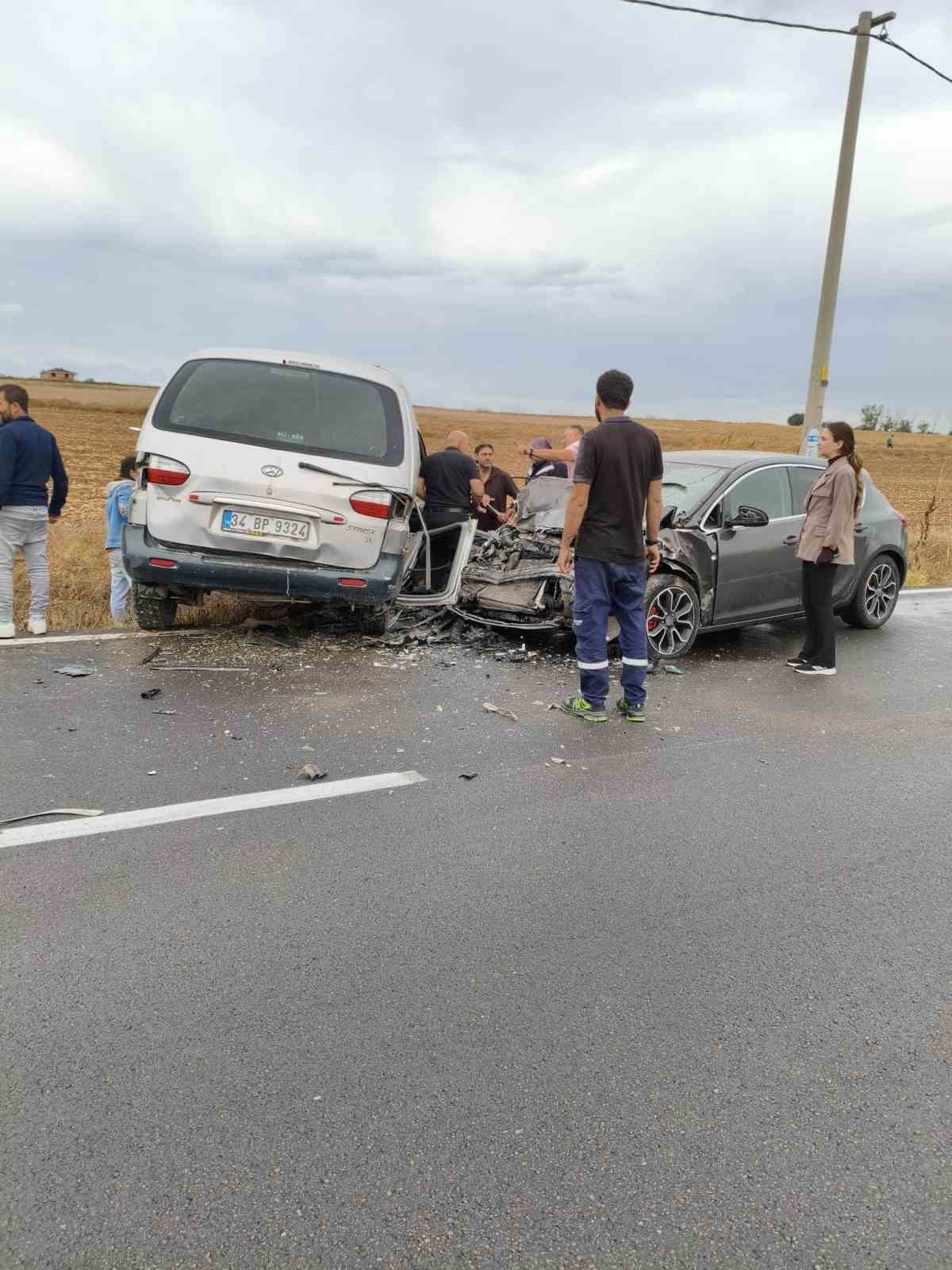 VELİMEŞE YOLU’NDA FECİ ÇARPIŞMA: 2’Sİ ÇOCUK 6 YARALI
