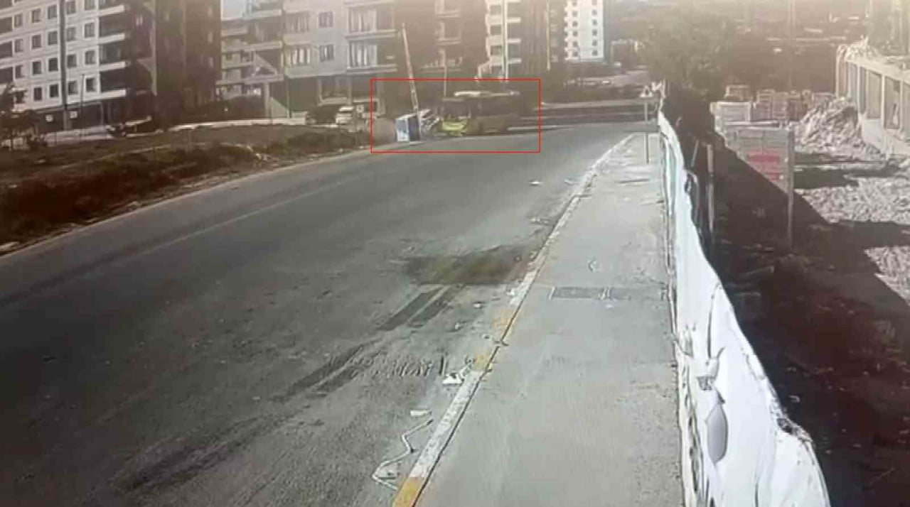 KAZA ANI GÜVENLİK KAMERASINA YANSIDI.