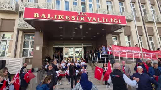 Yaşlılar, Valilik önünde doyasıya oynadı