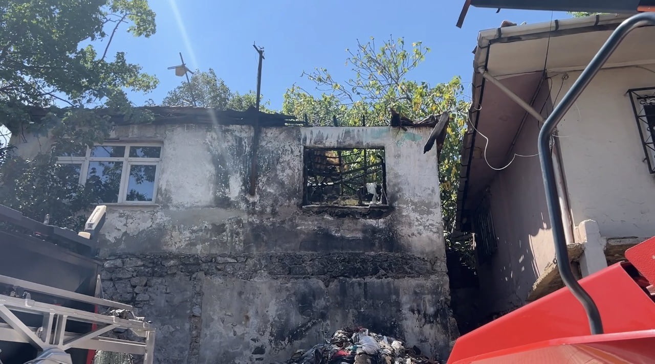 YANGIN İTFAİYE EKİPLERİNİN MÜDAHALESİ İLE SÖNDÜRÜLÜRKEN, YANAN EV KULLANILAMAZ HALE...