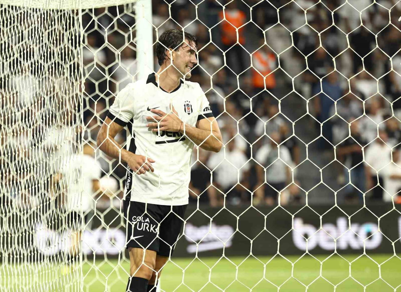 BEŞİKTAŞ’IN YENİ GOLCÜSÜ DUSAN VLAHOVİC, SİYAH-BEYAZLI FORMAYI İLK KEZ KAUNO ZALGİRİS MAÇINDA...