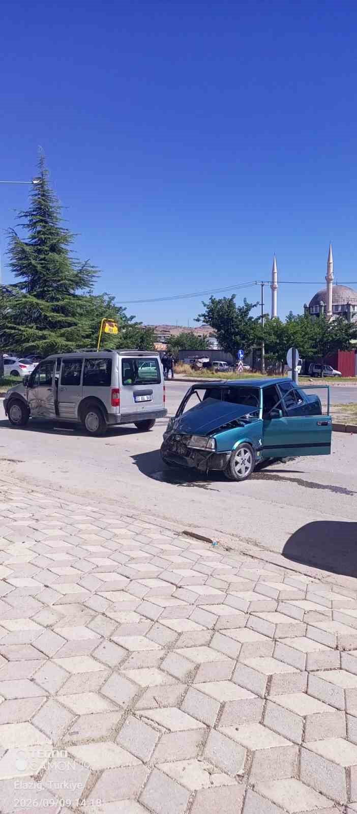 ELAZIĞ’DA OTOMOBİL İLE HAFİF TİCARİ ARACIN ÇARPIŞMASI SONUCU MEYDANA GELEN TRAFİK KAZASINDA 2 KİŞİ...