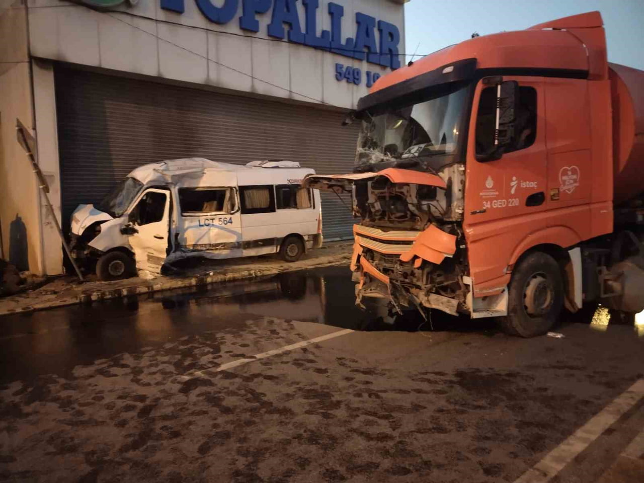 ÜMRANİYE'DE SERVİS MİNİBÜSÜ İLE İSTAÇ KAMYONU ÇARPIŞTI: 2 YARALI