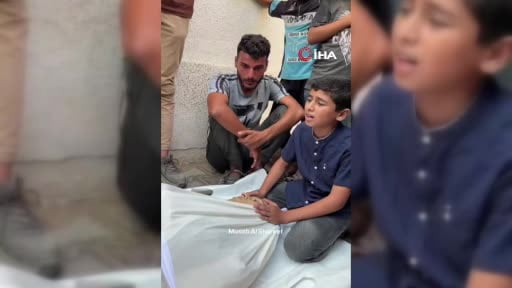 Gazze Şeridi'nin kuzeyindeki Şifa Hastanesi'nde küçük bir çocuk, İsrail saldırılarında hayatını...