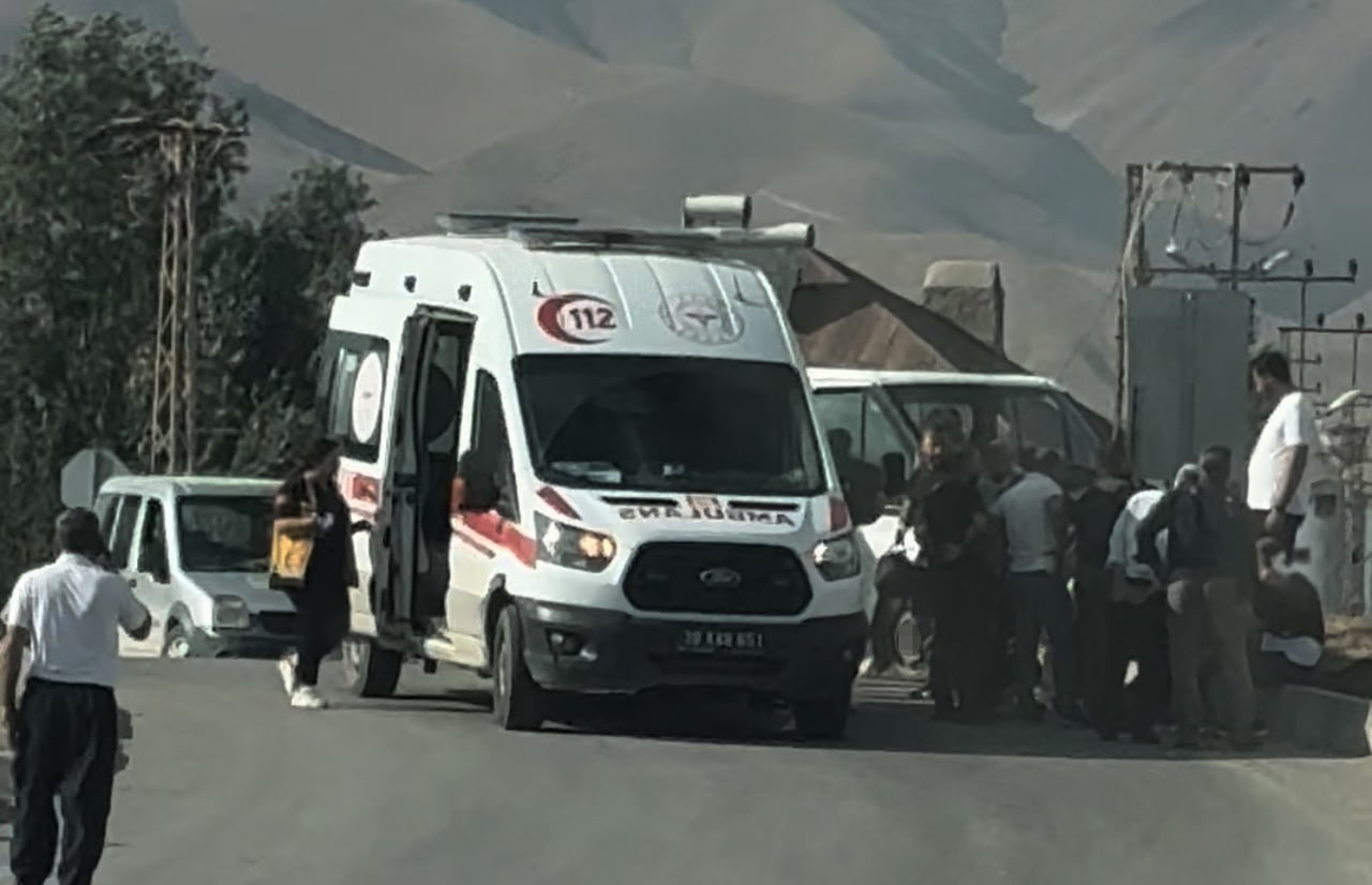 HAKKARİ'NİN YÜKSEKOVA İLÇESİNDE TİCARİ MİNİBÜS İLE PİKABIN ÇARPIŞMASI SONUCU MEYDANA GELEN TRAFİK...