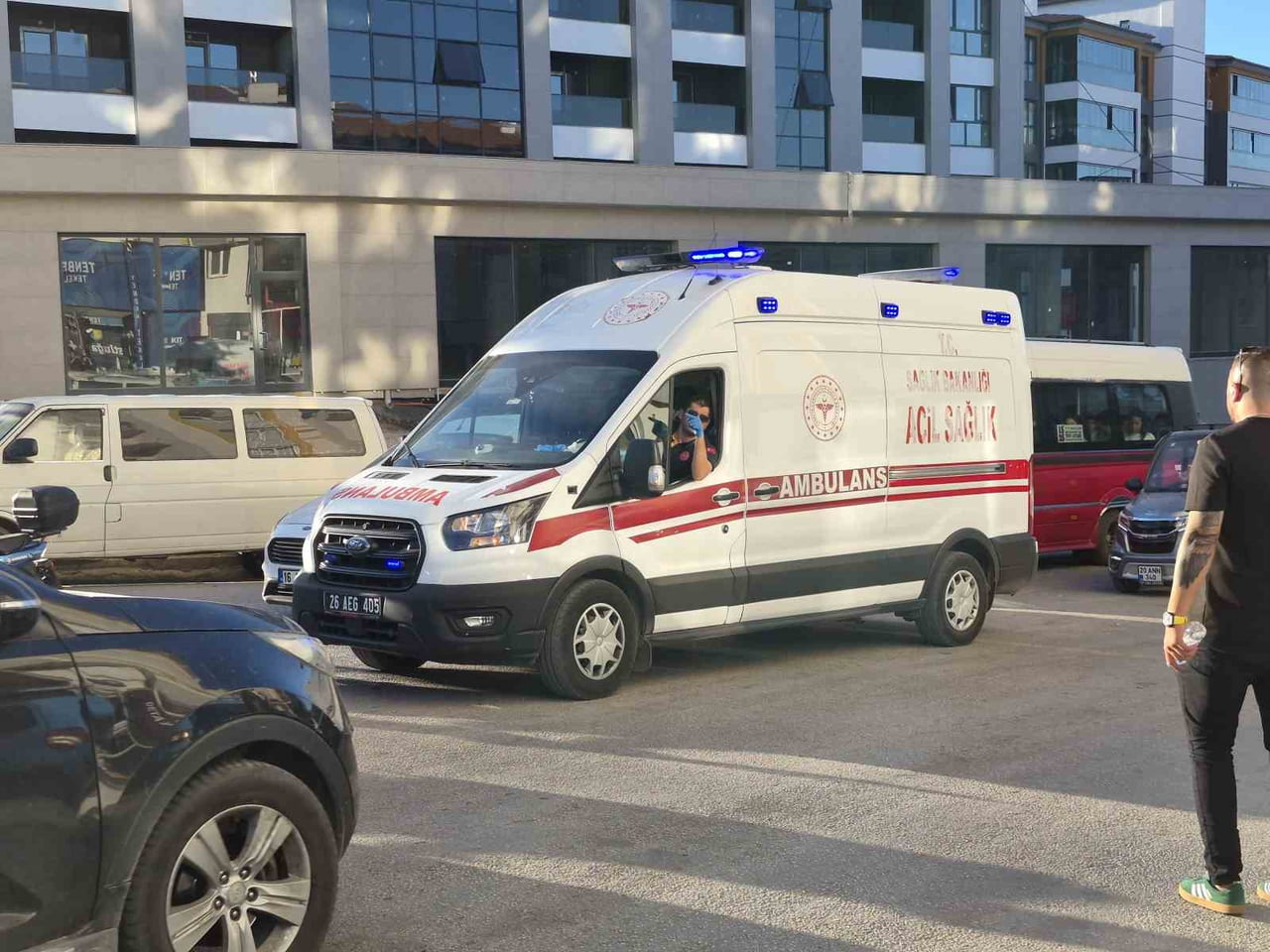 ESKİŞEHİR'DE BİR ARACIN ÇARPMASI SONUCU YARALANAN 12 YAŞINDAKİ ÇOCUK HASTANEYE KALDIRILDI.