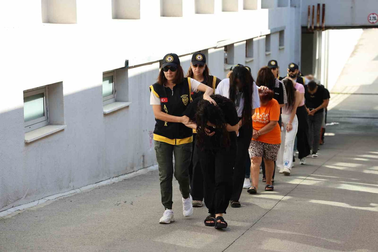 ADANA MERKEZLİ MERSİN VE TEKİRDAĞ’DA DÜZENLENEN EŞ ZAMANLI OPERASYONDA, FUHUŞ YAPTIRDIĞI ÖNE...