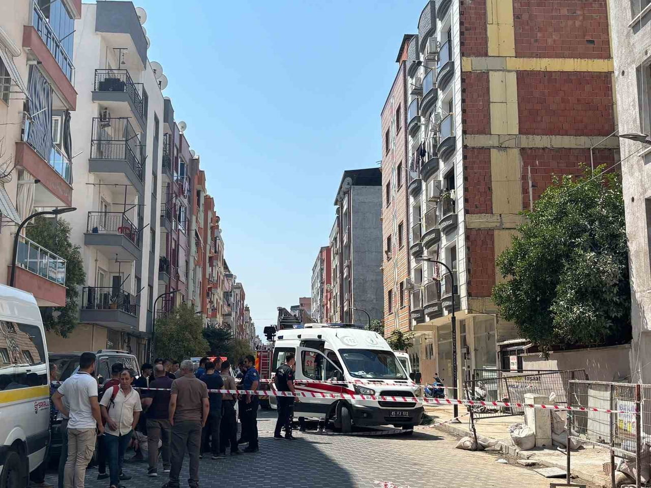 MANİSA’NIN TURGUTLU İLÇESİNDE YAPIM AŞAMASINDA OLAN 5 KATLI BİR BİNANIN ÇATISINDAN ATLADIĞI İDDİA...