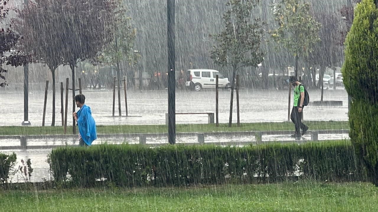 METEOROLOJİ, DÜZCE VE ZONGULDAK ÇEVRELERİ İÇİN ÇOK KUVVETLİ VE ŞİDDETLİ YAĞIŞ UYARISI YAYIMLADI....