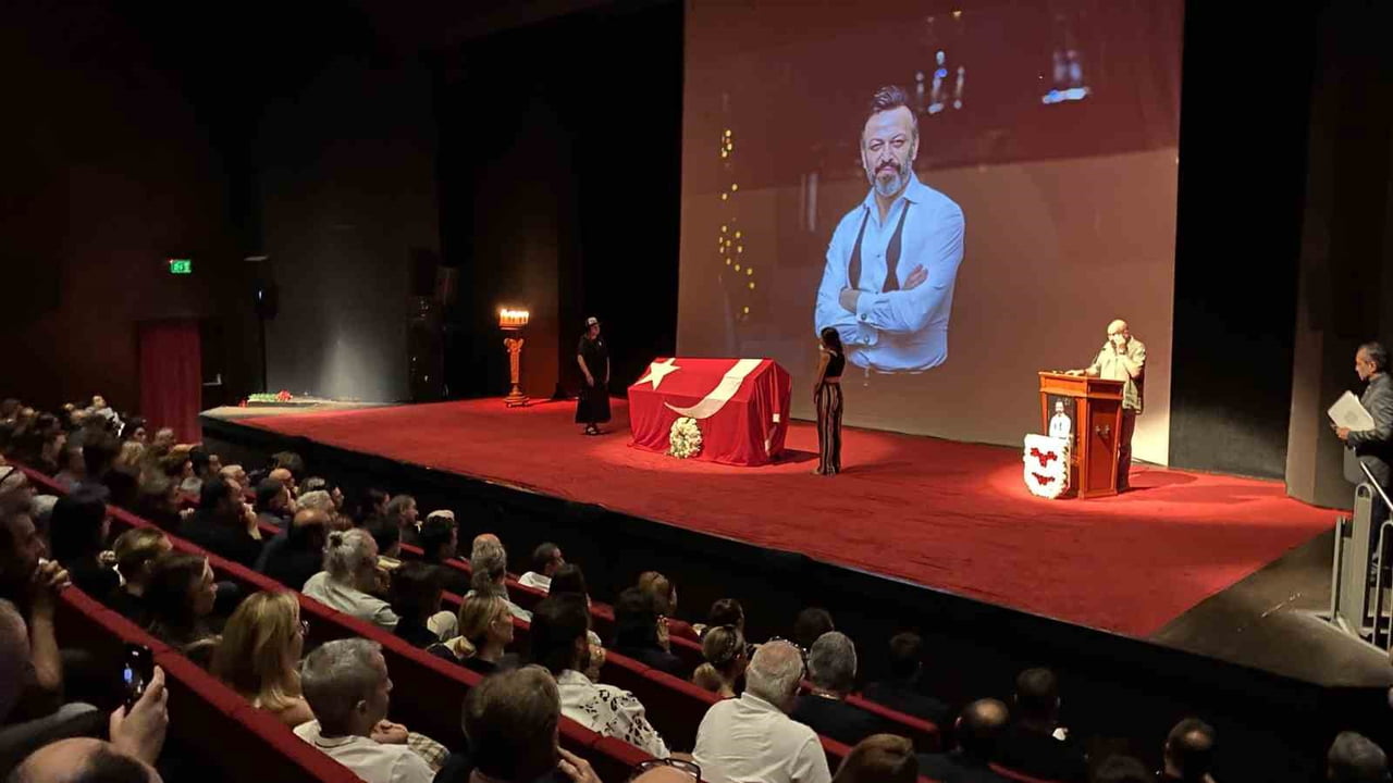 İSTANBUL'DA HAYATINI KAYBEDEN ÜNLÜ OYUNCU SERHAT KILIÇ İÇİN HARBİYE MUHSİN ERTUĞRUL SAHNESİ’NDE...