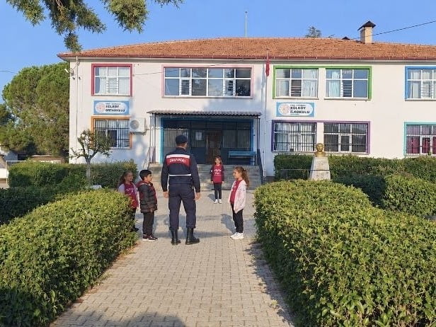 UŞAK’TA “GÜVENLİ OKUL GÜVENLİ GELECEK” PROJESİ KAPSAMINDA POLİS VE JANDARMA EKİPLERİNCE DENETİM...