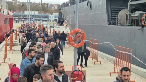 Kuyruğun sonu görünmedi: Gemiye akın ettiler