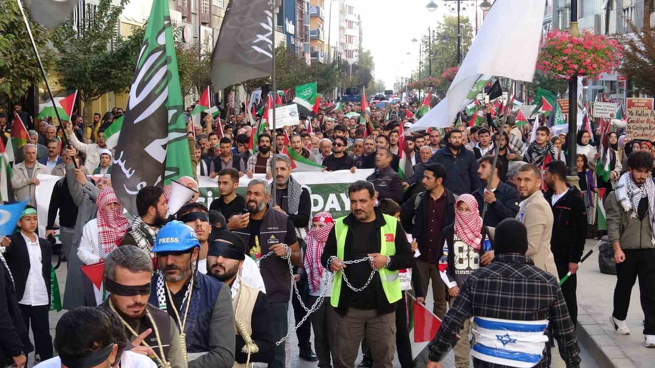 VAN FİLİSTİN’E DESTEK PLATFORMU’NUN ÇAĞRISIYLA BİR ARAYA GELEN BİNLERCE VATANDAŞ, AKSA TUFANI’NIN...