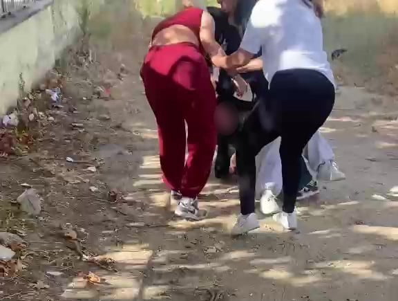 ORTAOKULDA EĞİTİM GÖREN BİR KIZ ÇOCUĞUNUN ÇEŞME ALTINDA ISLATILIP DÖVÜLDÜĞÜ, SAÇINDAN SÜRÜKLENDİĞİ...
