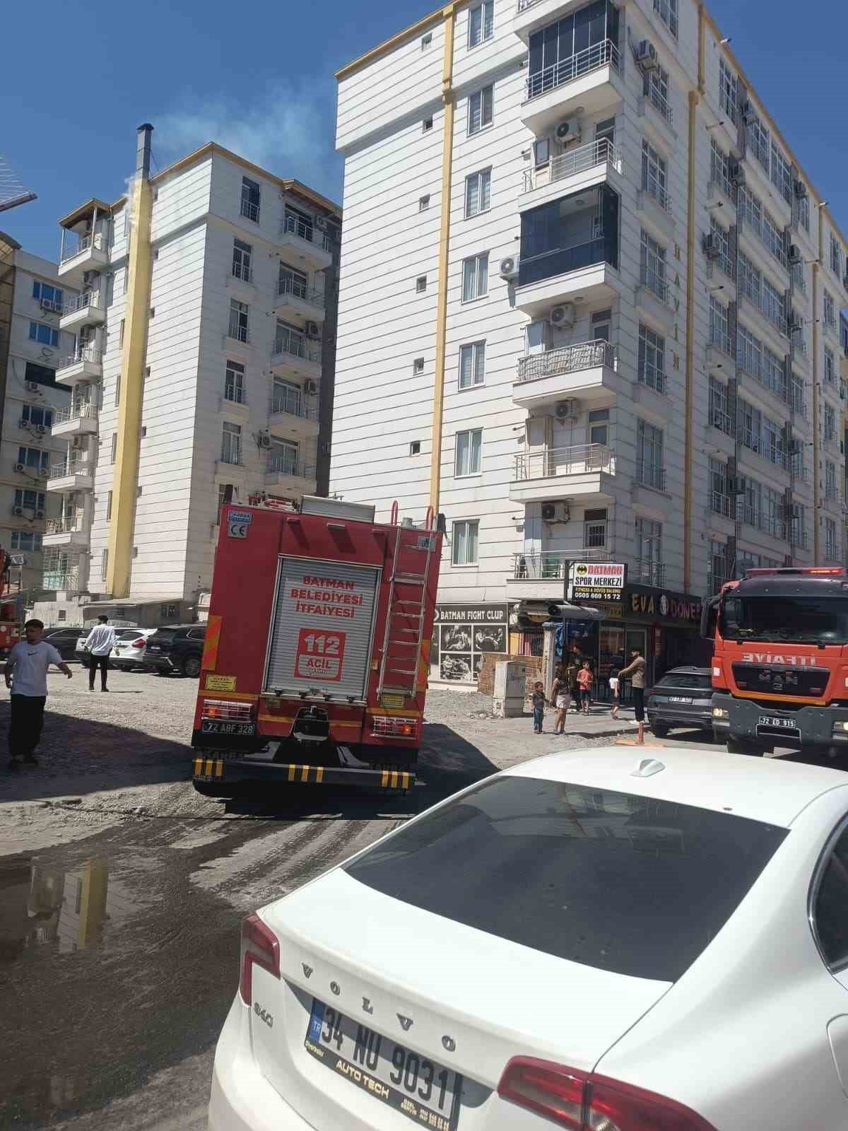 BATMAN’IN GAP MAHALLESİ’NDE 7 KATLI BİR BİNANIN ZEMİN KATINDAKİ İŞ YERİNE AİT BACADAN YÜKSELEN...