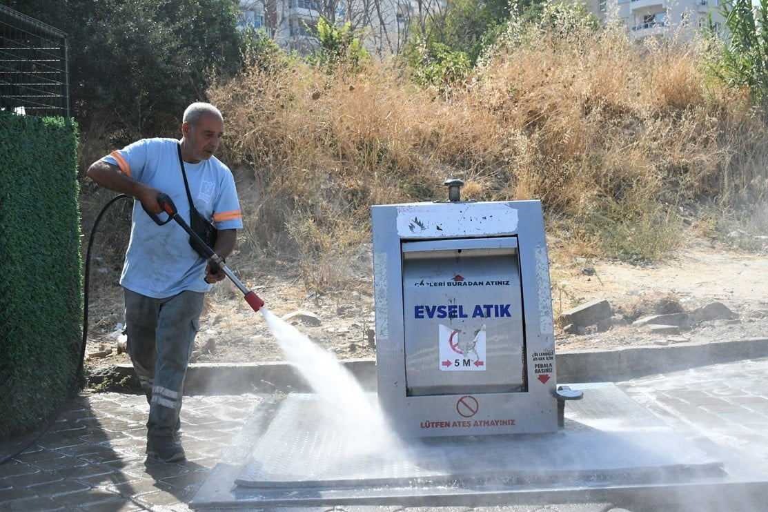 KUŞADASI BELEDİYESİ, YAZ SEZONUYLA BİRLİKTE NÜFUSU VE HAREKETLİLİĞİ ARTAN KENTTE TEMİZLİK VE...