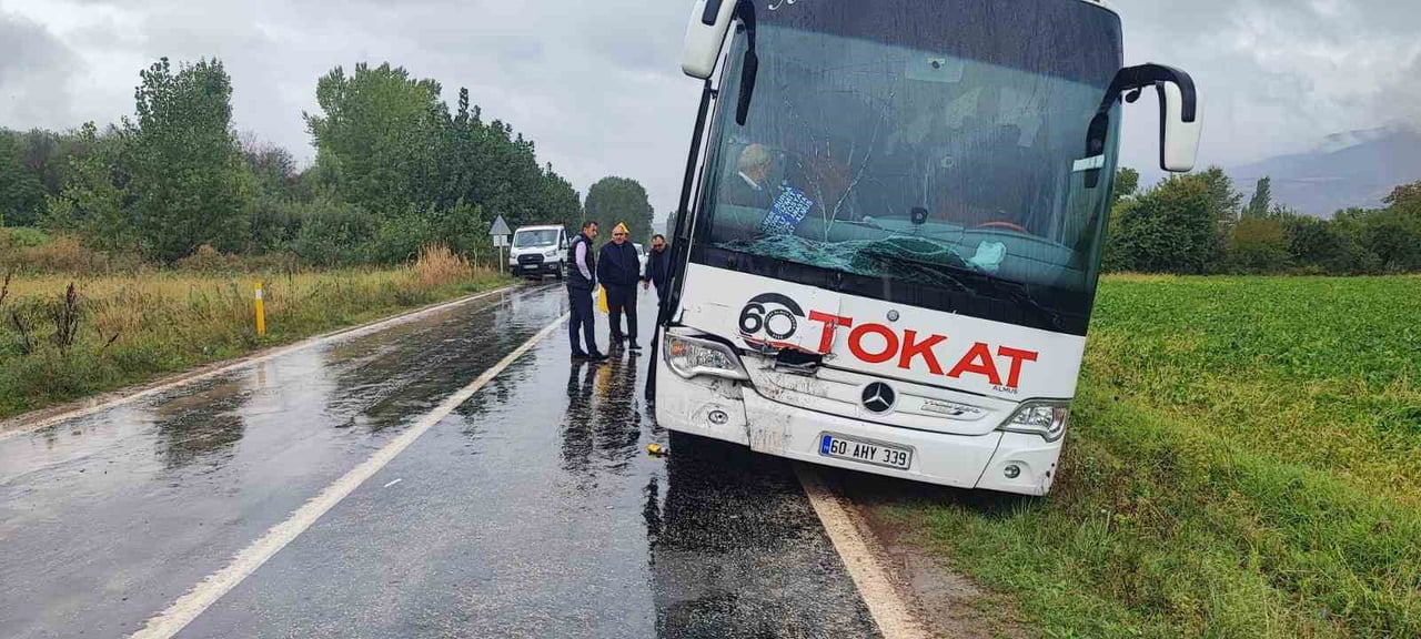 TOKAT'TA SEYİR HALİNDEKİ OTOBÜSÜN AYNI YÖNDE İLERLEYEN KAMYONA ÇARPMASIYLA 1'İ AĞIR 2 KİŞİ...