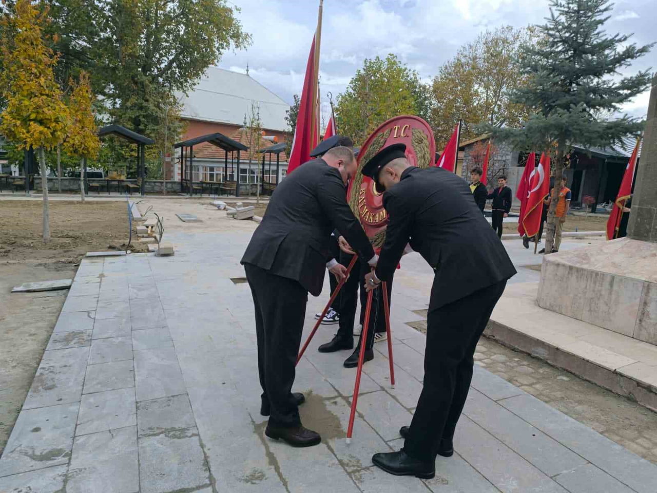 AFYONKARAHİSAR’IN ŞUHUT İLÇESİNDE, CUMHURİYET’İN İLANININ 103’ÜNCÜ YIL DÖNÜMÜ DOLAYISIYLA KUTLAMA...