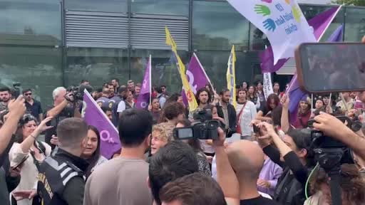 İstanbul Adalet Sarayı önünde arbede çıkaran bazı LGBT'liler gözaltına alındı