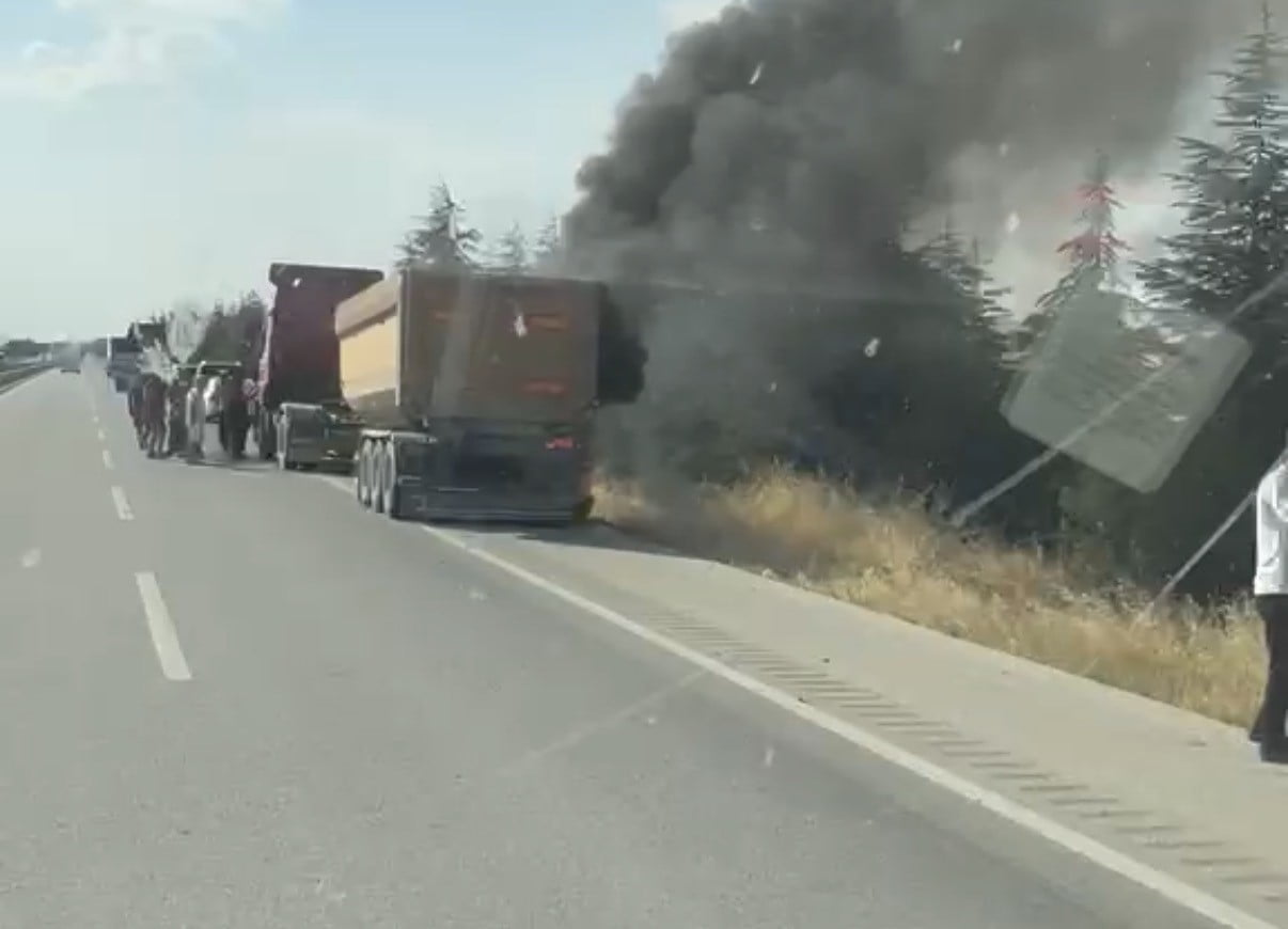 SİVRİHİSAR’DA TIR DORSESİNDE ÇIKAN YANGIN