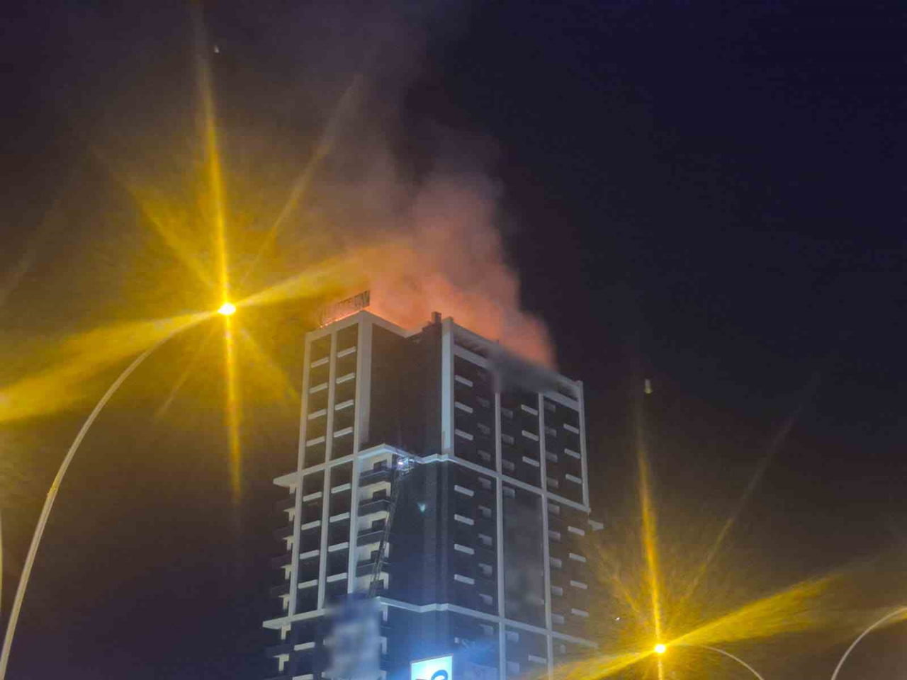 ANKARA'NIN ALTINDAĞ İLÇESİNDE BİR BİNANIN ÇATISINDA ÇIKAN YANGINA İTFAİYE EKİPLERİNİN MÜDAHALESİ...