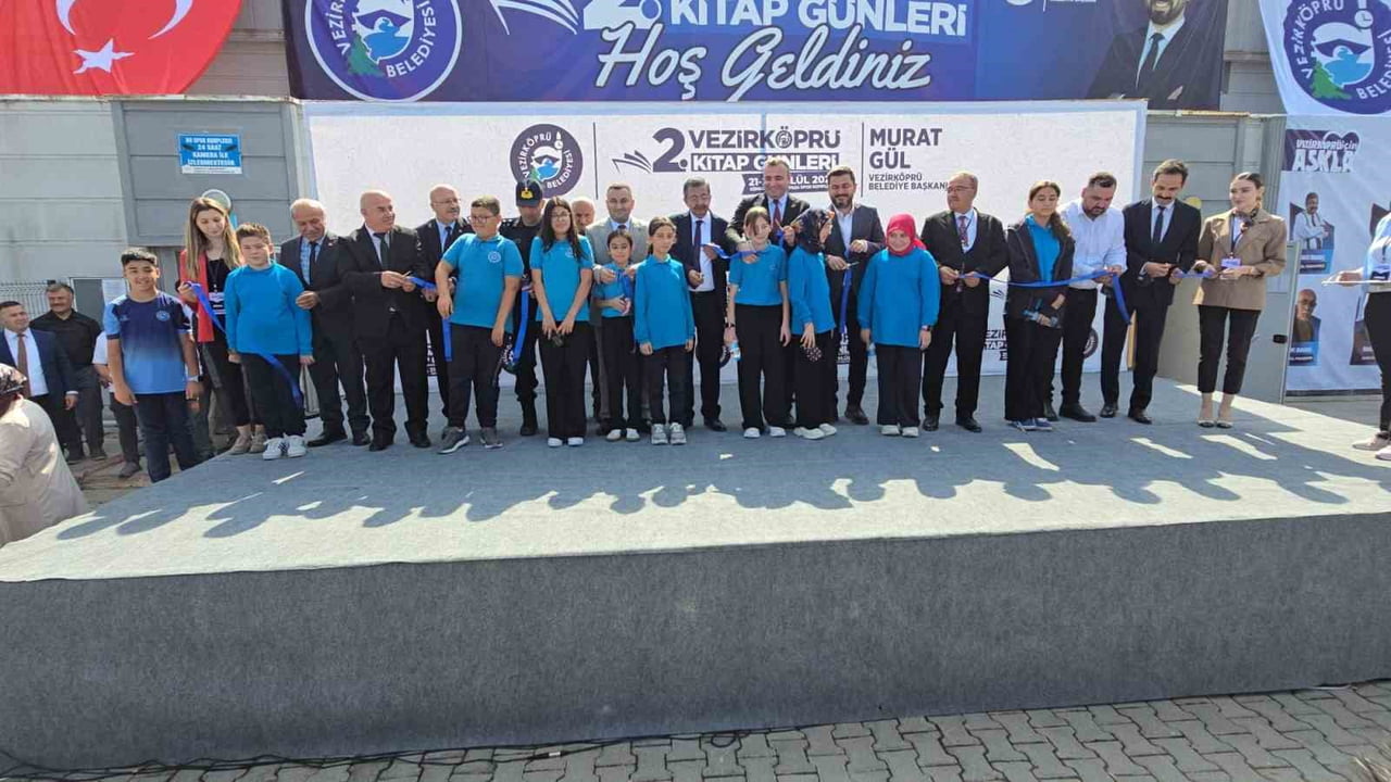 AÇILIŞ KURDELESİ PROTOKOL ÜYELERİ, YAZARLAR VE HEYECANLA FUARI BEKLEYEN ÖĞRENCİLER TARAFINDAN...