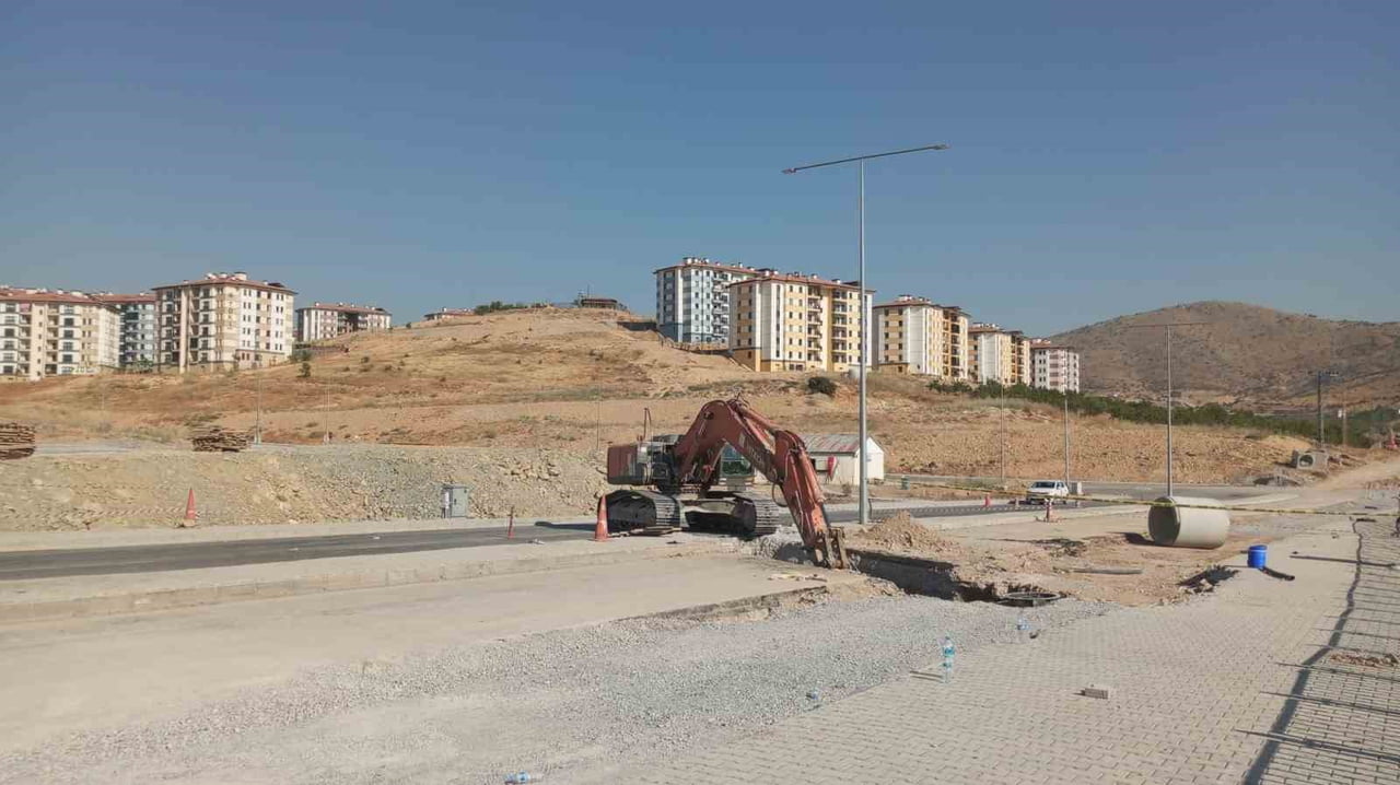 MALATYA'DA DEPREM BÖLGESİNDE YÜRÜTÜLEN YOL YAPIM ÇALIŞMALARI SIRASINDA GÖÇÜK MEYDANA GELDİ. GÖÇÜK...