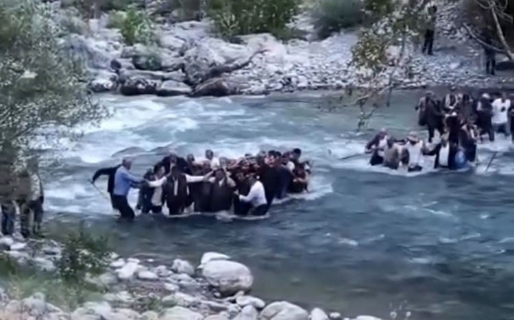 SADİ ÖZEN'İN CENAZESİ, ARAÇLARIN ULAŞAMADIĞI SARP ARAZİDE YAKINLARININ VE KÖYLÜLERİN YOĞUN ÇABASI...