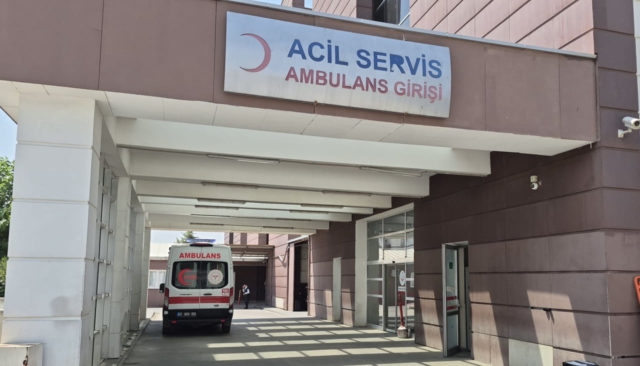 YARALI, OLAY YERİNE GELEN SAĞLIK EKİPLERİNCE YAPILAN İLK MÜDAHALENİN ARDINDAN ADIYAMAN EĞİTİM VE...