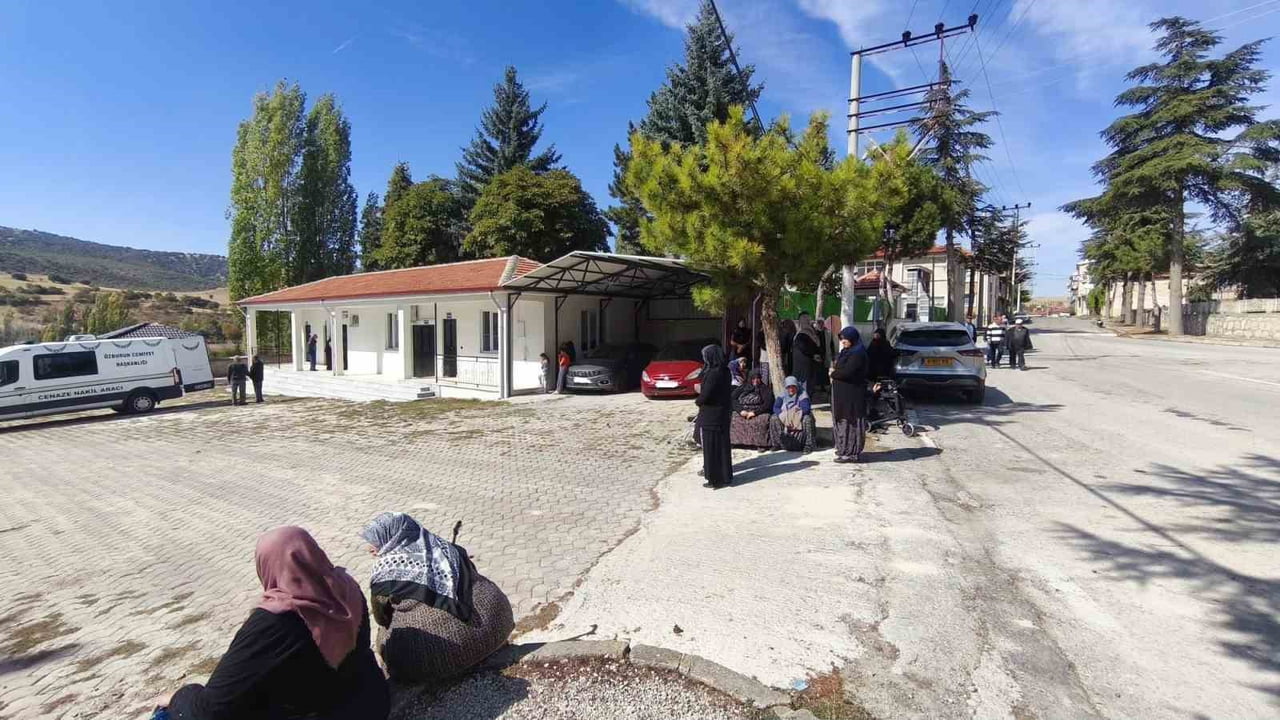 AFYONKARAHİSAR’IN GASİLHANE YANINDAKİ ÜSTÜ KAPALI ALANA DUYARSIZ SÜRÜCÜLER TARAFINDAN PARK EDİLEN...