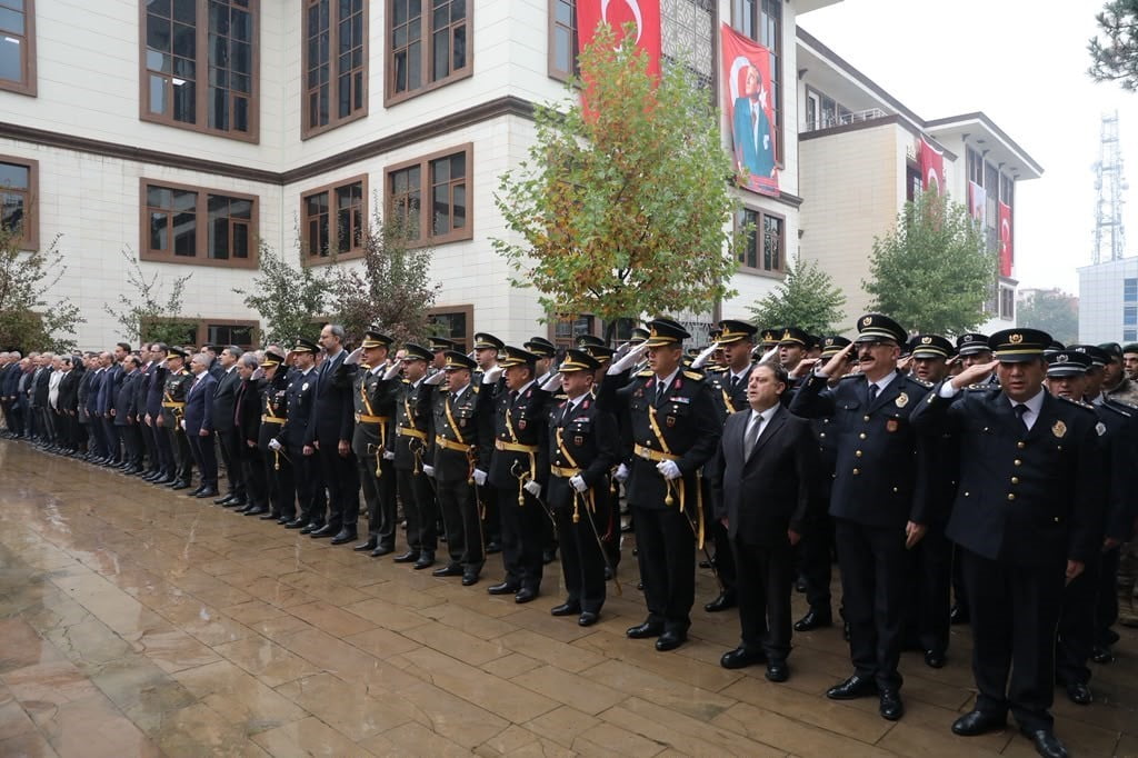 BİNGÖL’DE, 29 EKİM CUMHURİYET BAYRAMI’NIN 103’ÜNCÜ YIL DÖNÜMÜ DOLAYISIYLA ATATÜRK ANITI’NA ÇELENK...