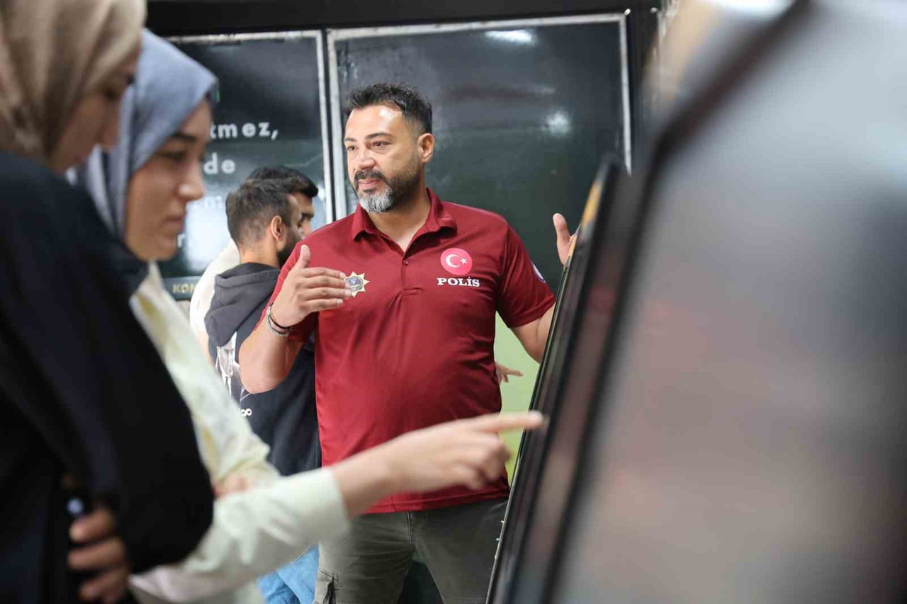 ELAZIĞ’A İLK KEZ GELEN NARKO TIR, VATANDAŞLARIN YOĞUN İLGİSİYLE BULUŞARAK UYUŞTURUCUYLA MÜCADELE...
