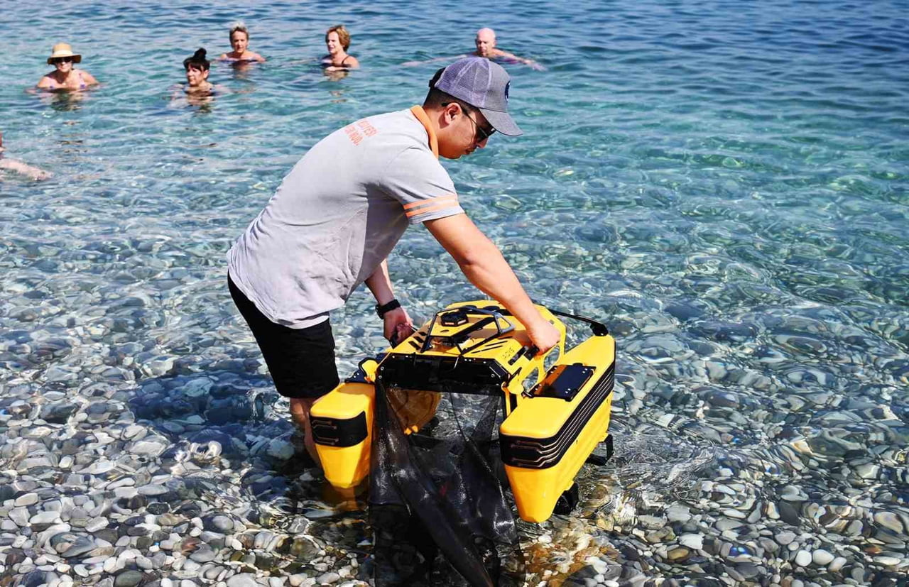 DENİZLERDEKİ YÜZER ATIKLARIN TOPLANMASINI SAĞLAYAN "ÇÖP KAPAR" SİSTEMİ, KEMER’DEKİ KOYLARDA DENİZ...
