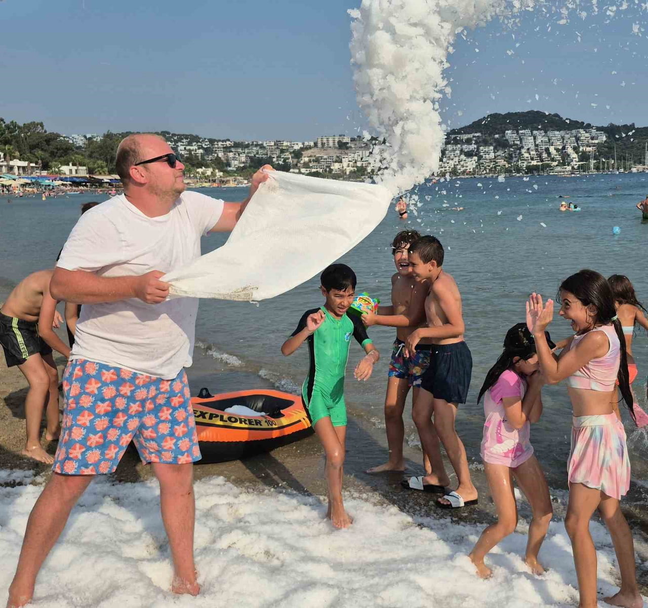 BODRUM İLÇESİNDE BİR İŞLETMECİ, SICAK HAVADAN BUNALANLAR İÇİN SAHİLE 2 TON BUZ DÖKTÜRDÜ. ÖZELLİKLE...