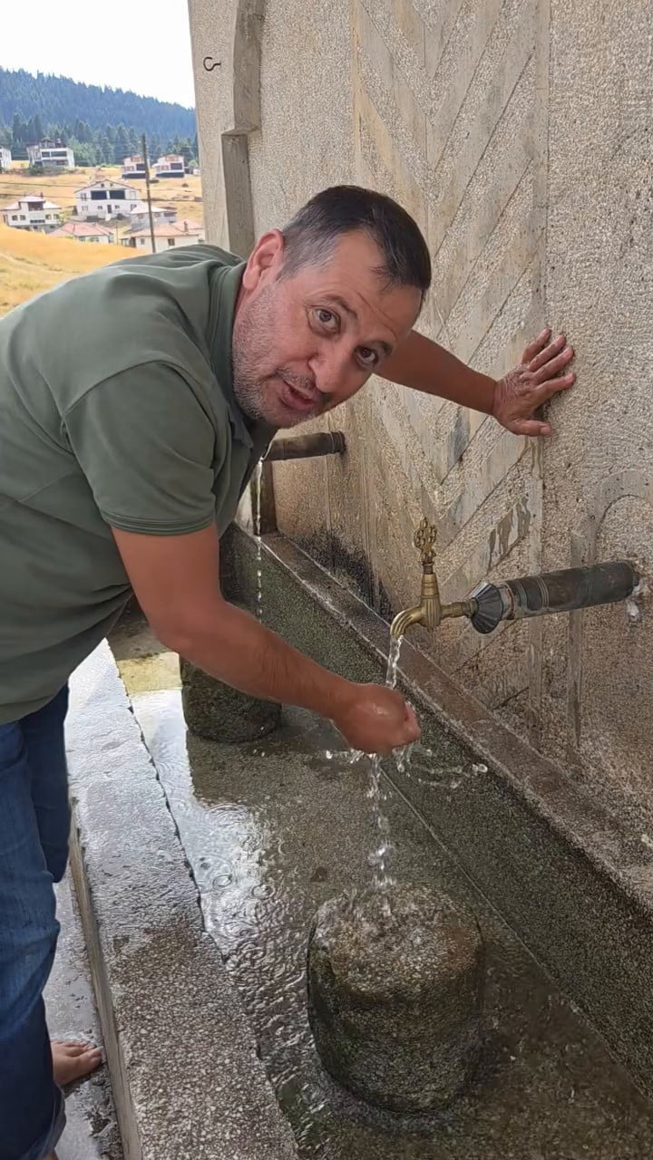 GEREDE İLÇESİNDEKİ AŞAĞIOVACIK YAYLASI'NDA DUYARLI VATANDAŞ, BÜYÜKBAŞ HAYVANLARIN SU İÇTİĞİ YOSUN...