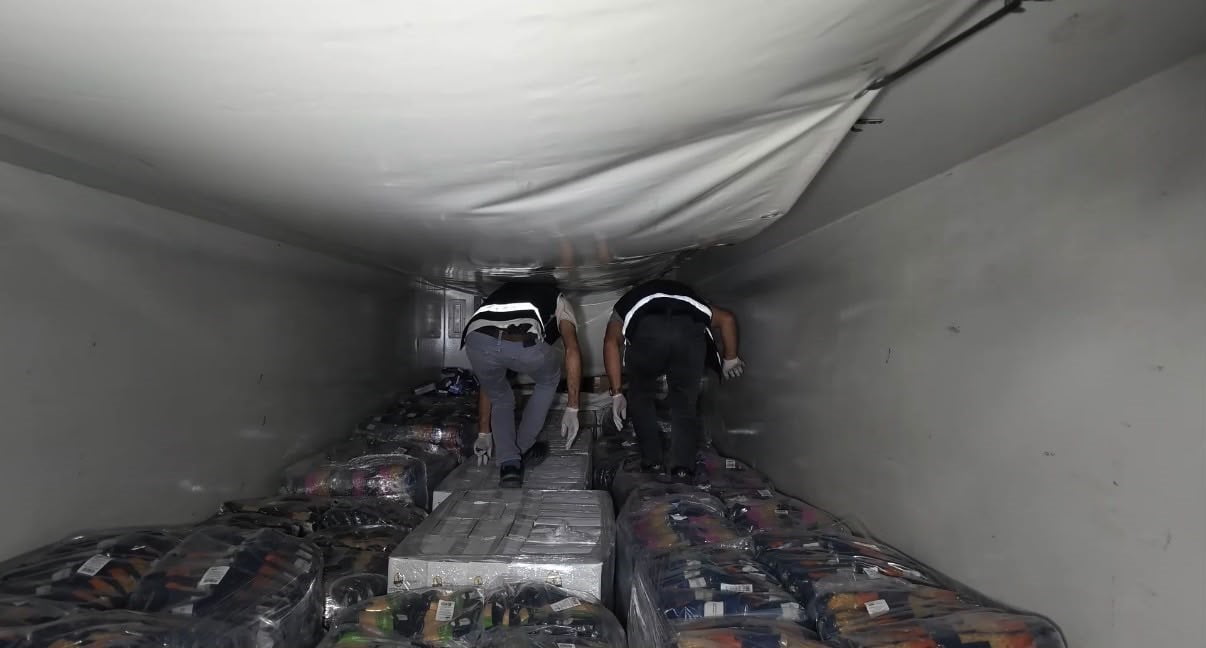 KOCAELİ'NİN İZMİT İLÇESİNDE PAKETLİ GIDA YÜKLÜ TIRDA 95 BİN PAKET ELEKTRONİK SİGARA TÜTÜNÜ VE BİN...