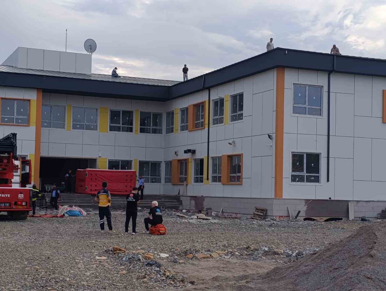 GAZİANTEP'TE PARASINI ALAMAYAN TAŞERON FİRMA İŞÇİLERİ 24 SAATTİR EYLEMDE